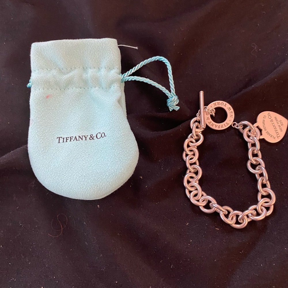 Used Tiffany 7 1/2 bracelet in good condition.